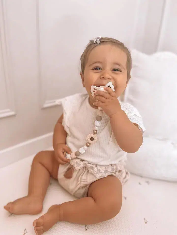 Comment bien choisir son attache-tétine pour bébé : Le guide ultime