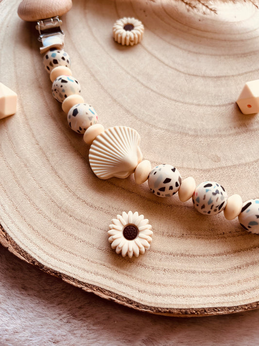 Attache tétine coquillage beige