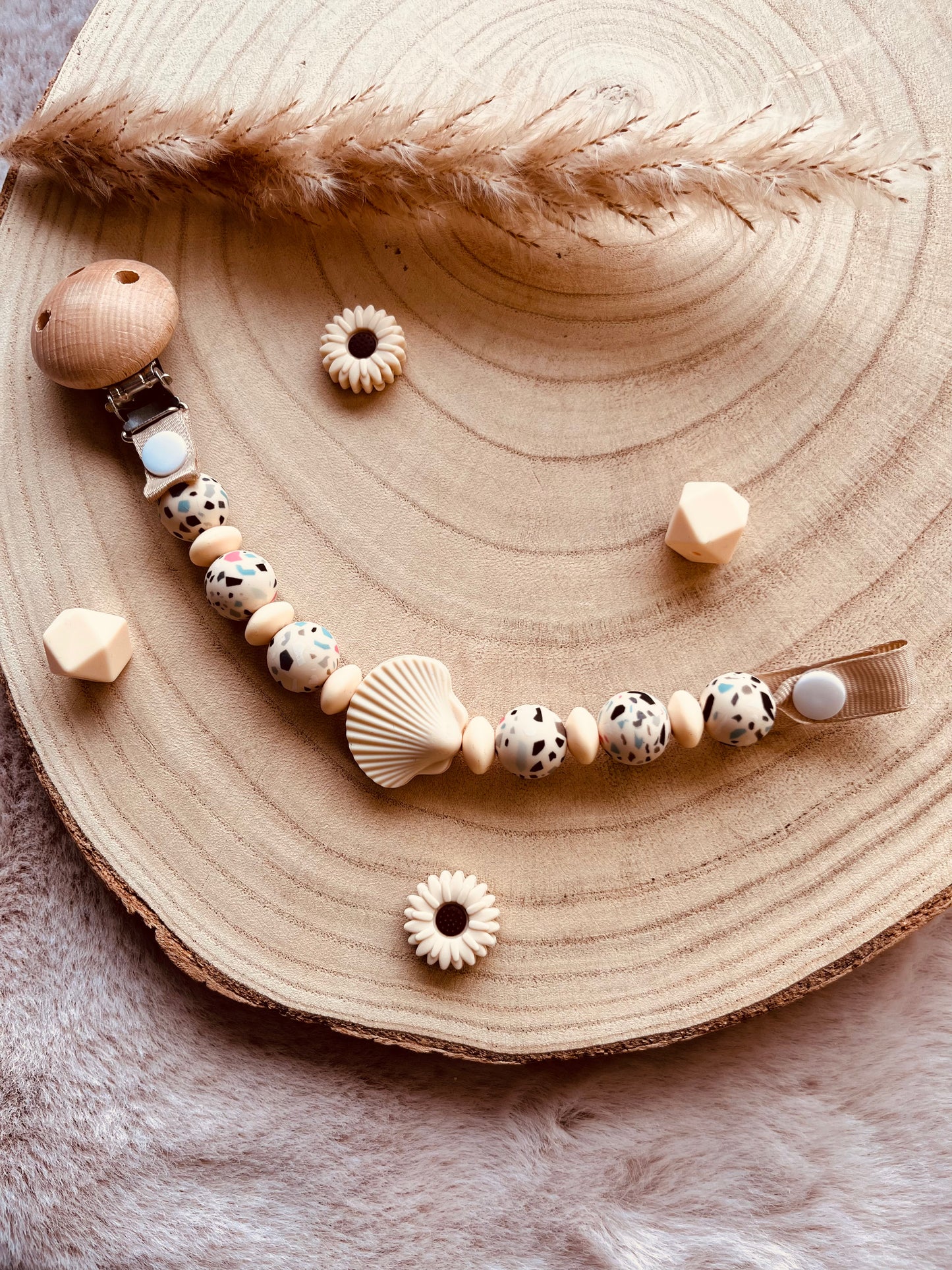 Attache tétine coquillage beige