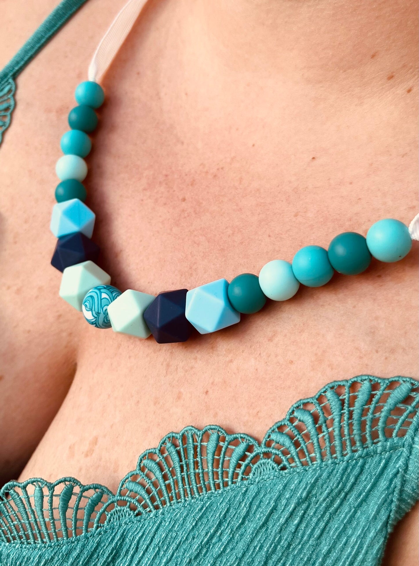 Collier d'allaitement bleu