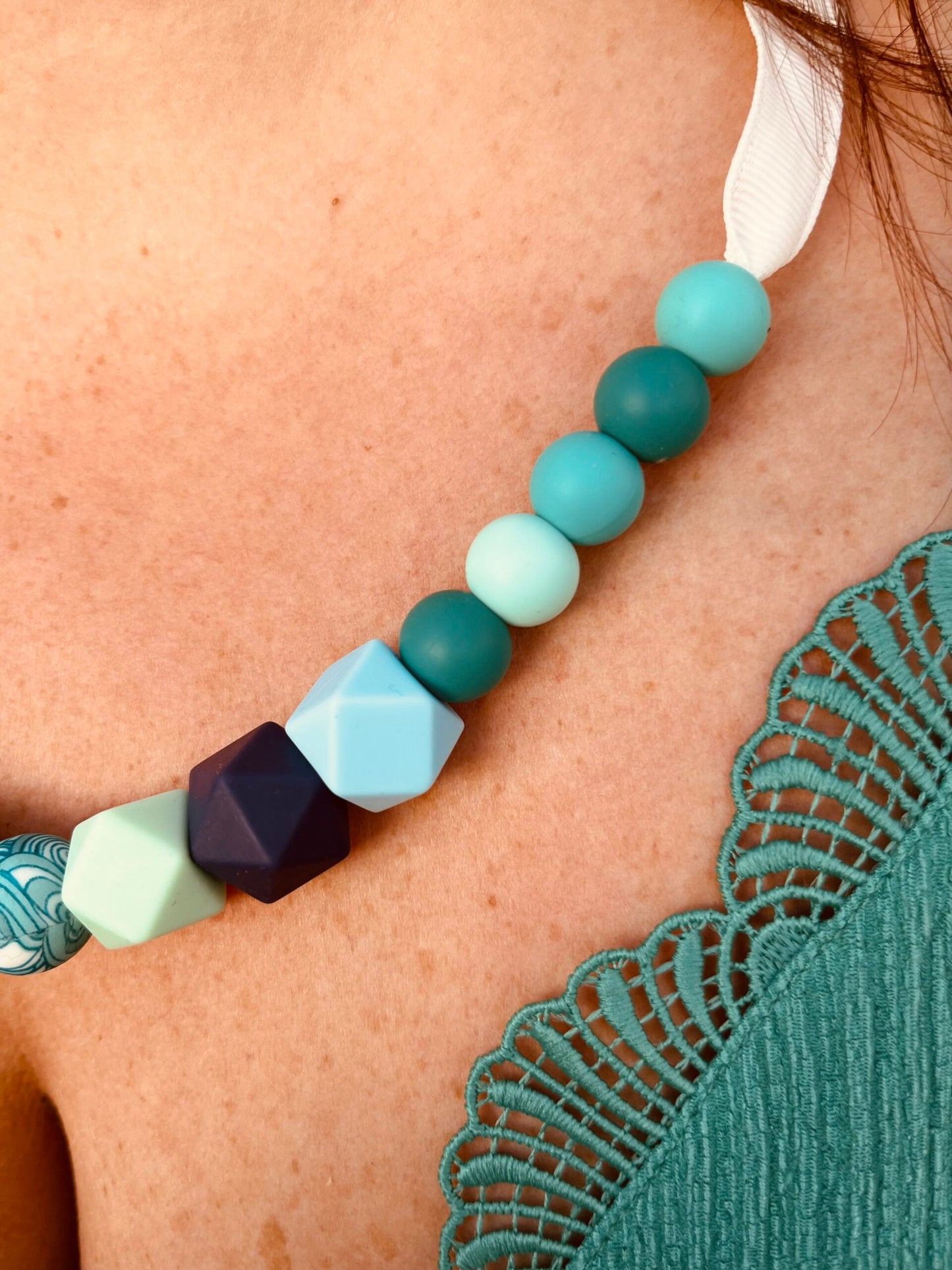 Collier d'allaitement bleu