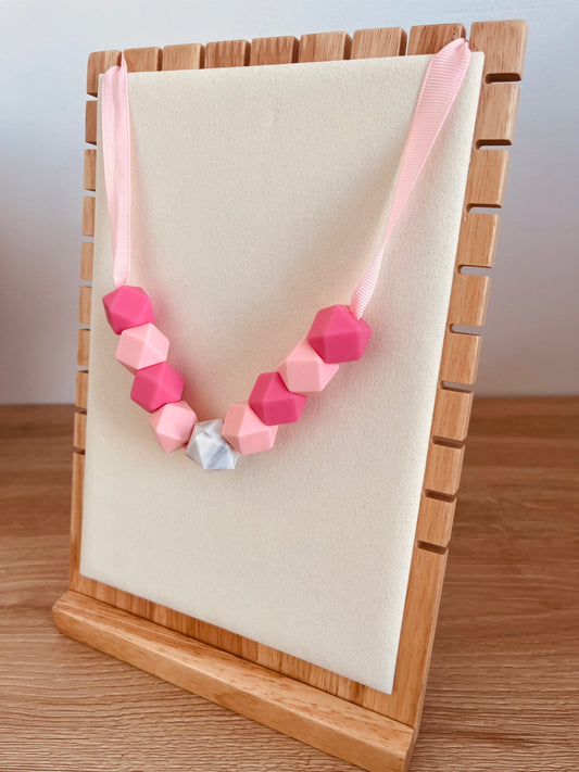 Collier d'allaitement rose marbre