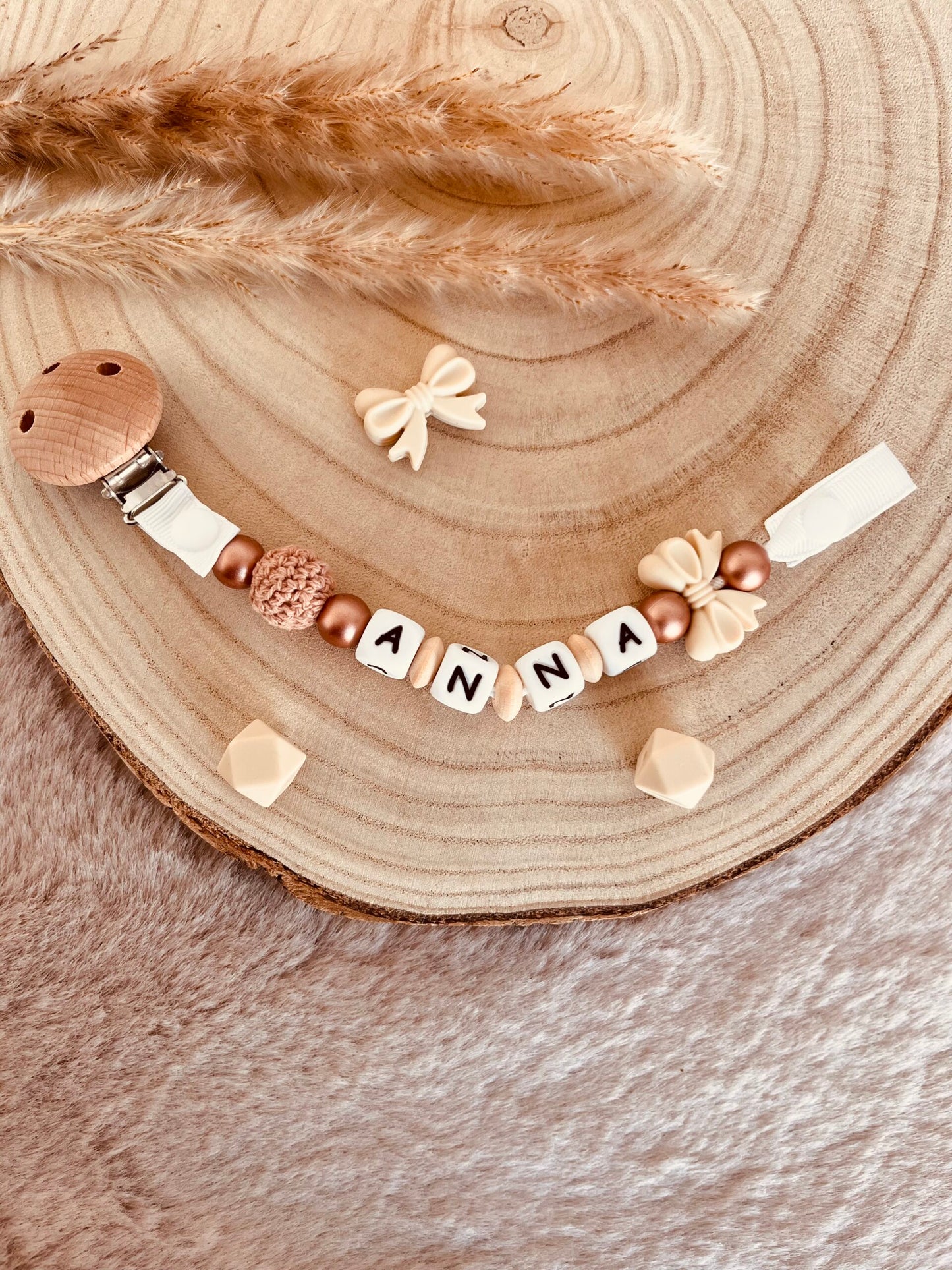 Attache tétine noeud beige