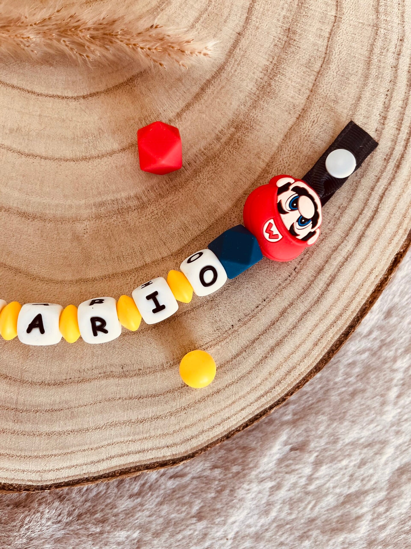 Attache tétine Mario