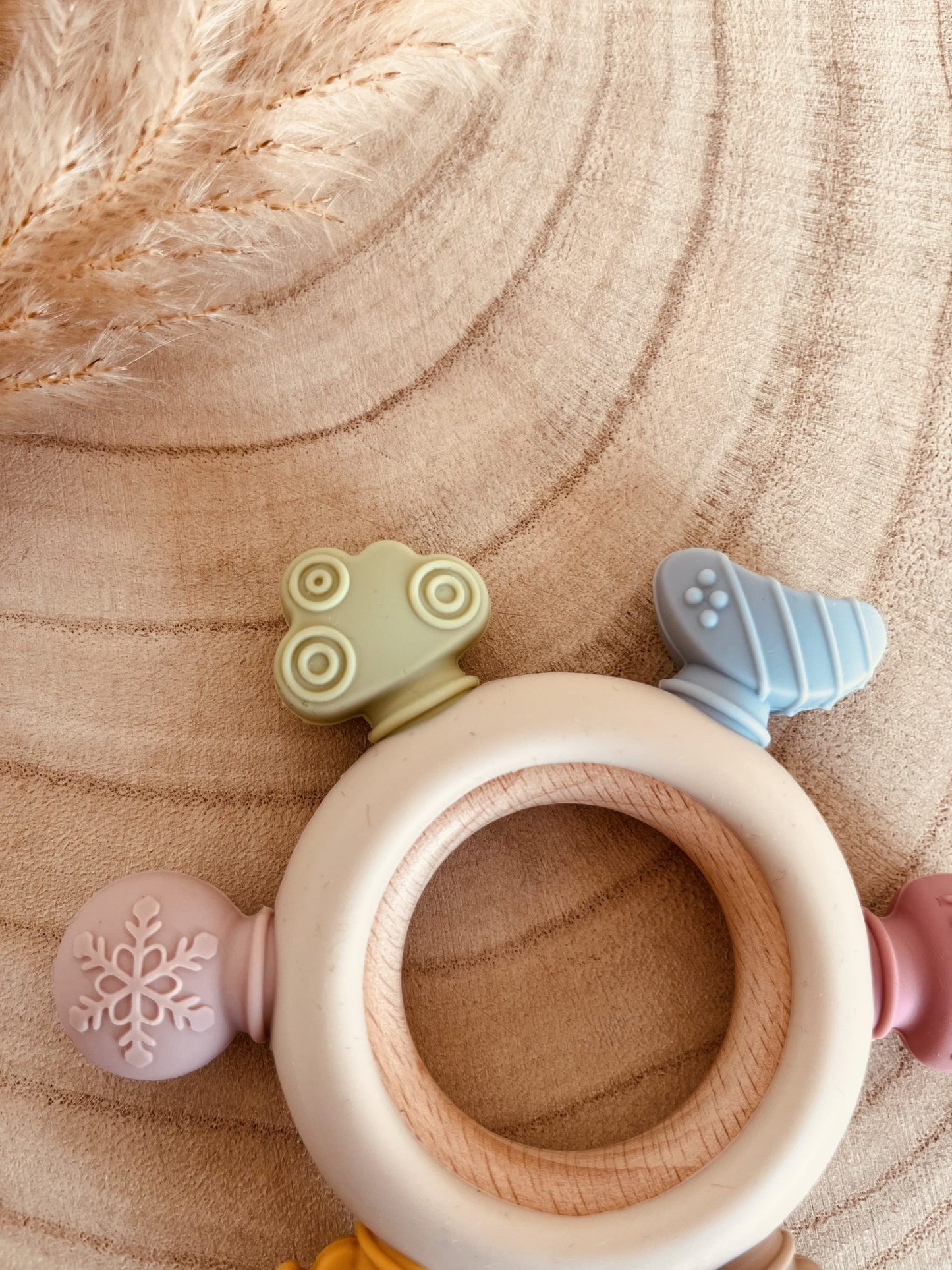 Anneau de dentition arc en ciel pastel