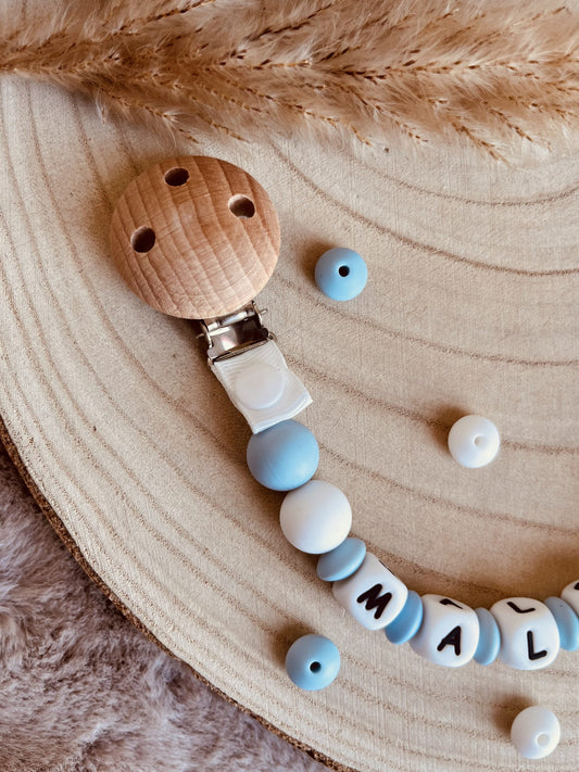 Blauer Barbapapa -Schnuller befestigen