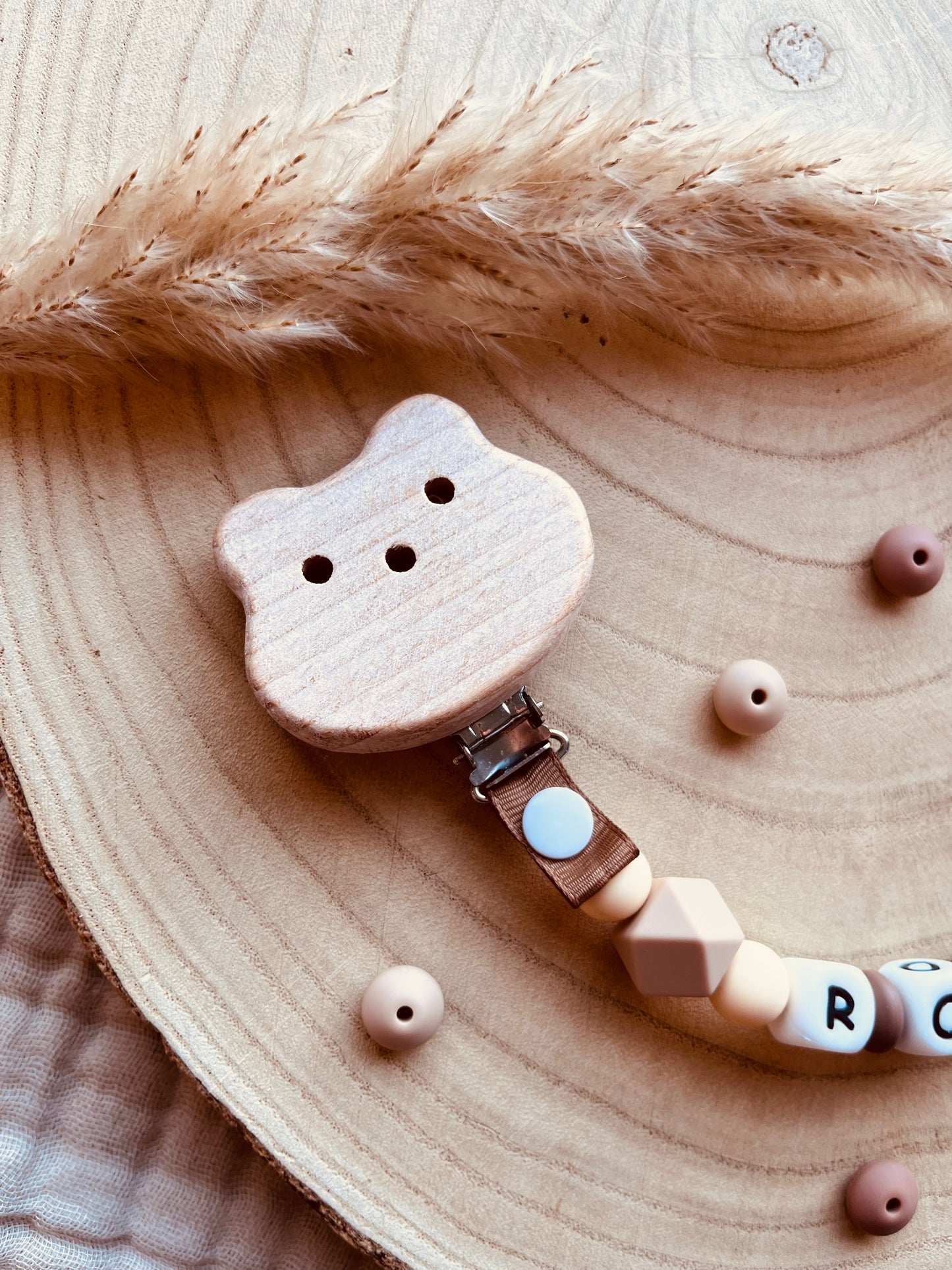 Gepersonaliseerd speenkoord rendier beige met kralen van voedselveilig silicone en beukenhout
