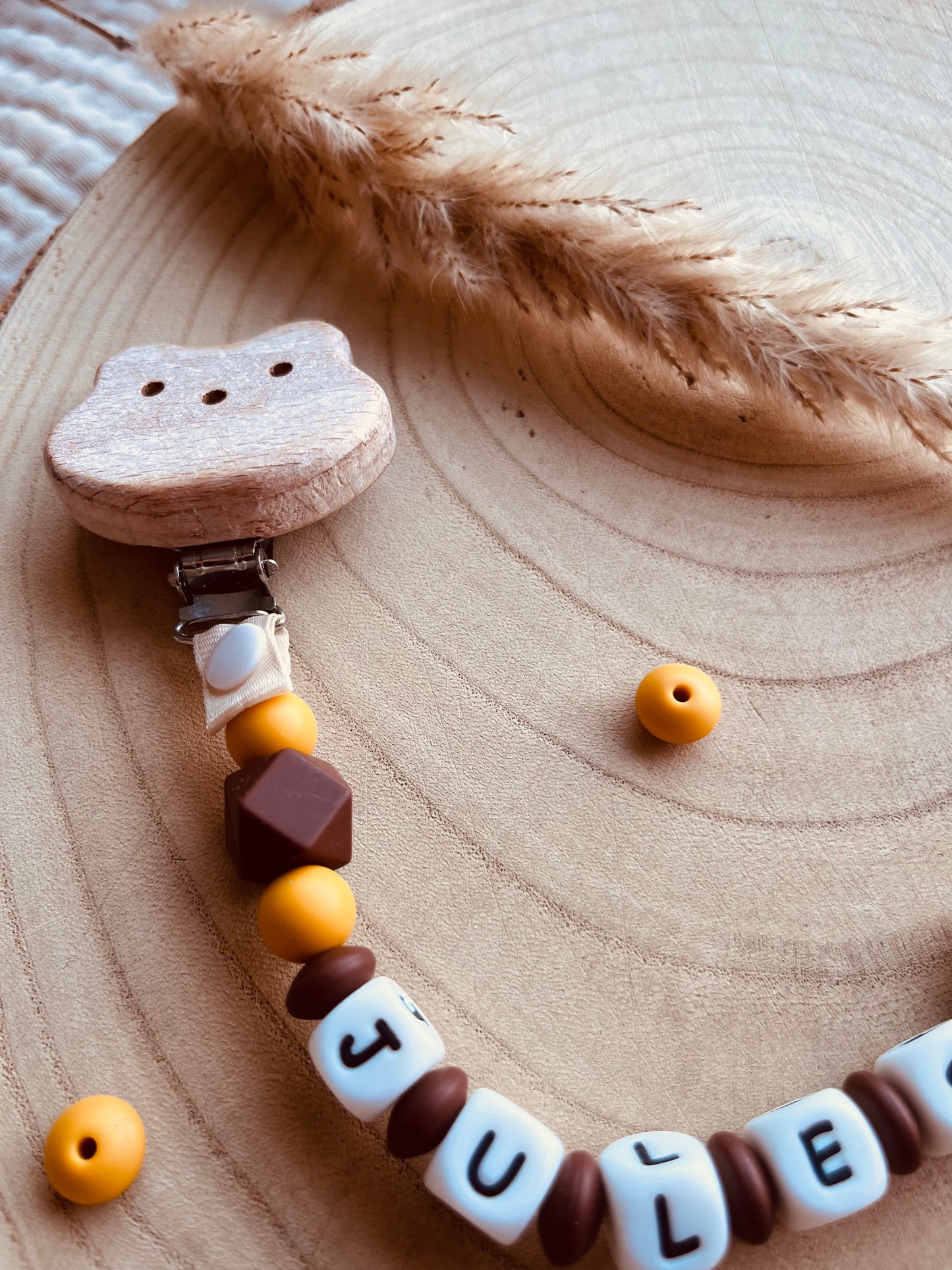 Gepersonaliseerd knuffelkoord vos mosterd met kralen van voedselveilig silicone en beukenhout