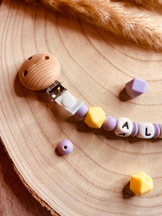 Attache tétine pâquerette parme