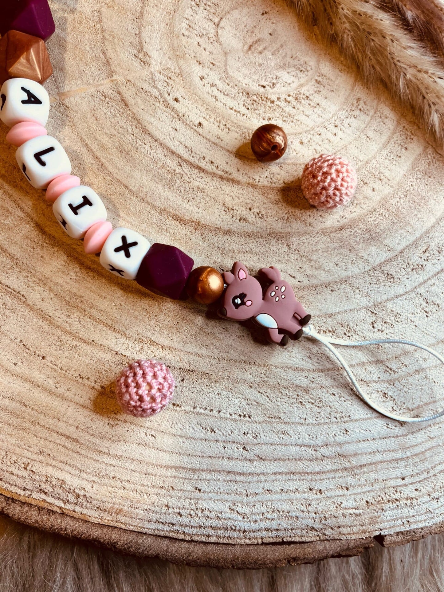 Attache tétine personnalisé biche rose