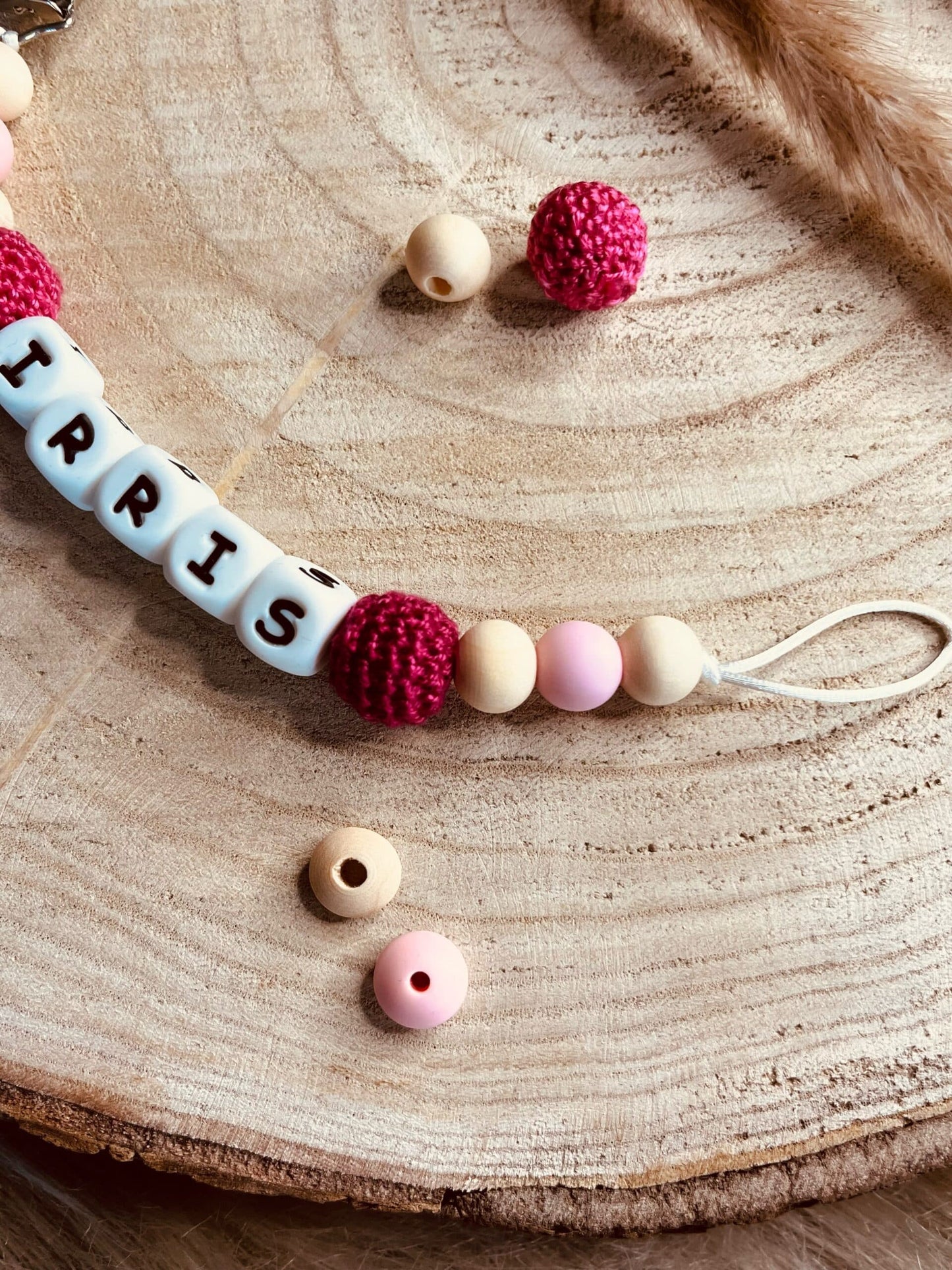 attache tétine crochet fuchsia