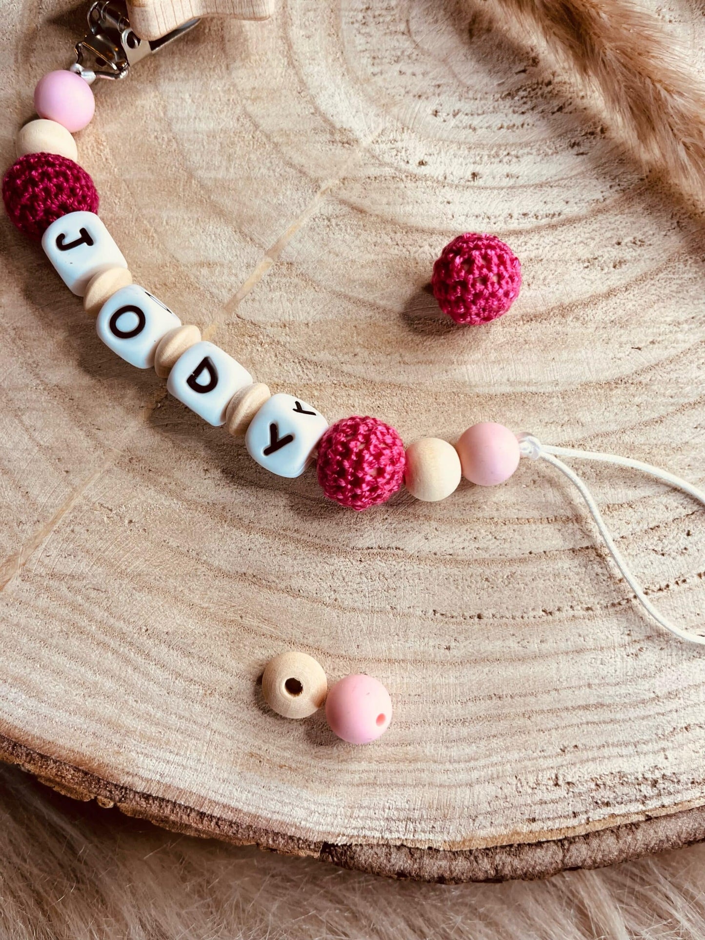 attache tétine crochet rose