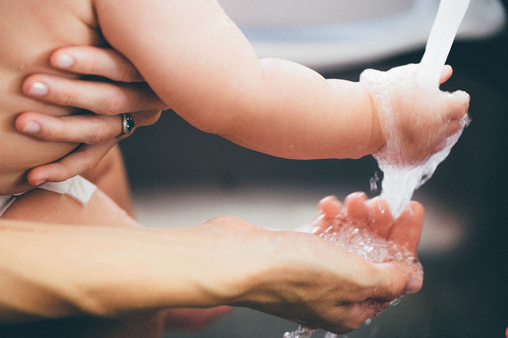 Comment nettoyer et entretenir l'attache-tétine de bébé : le guide hygiène complet