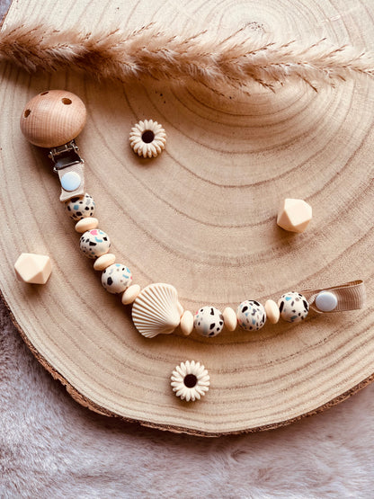 Attache tétine coquillage beige