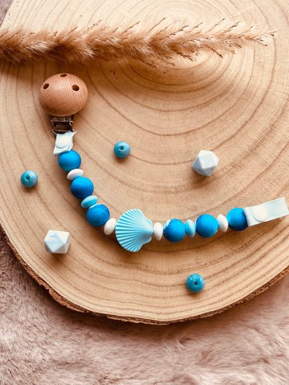 Attache tétine personnalisée coquillage bleu, perles en silicone alimentaire et clip en bois de hêtre