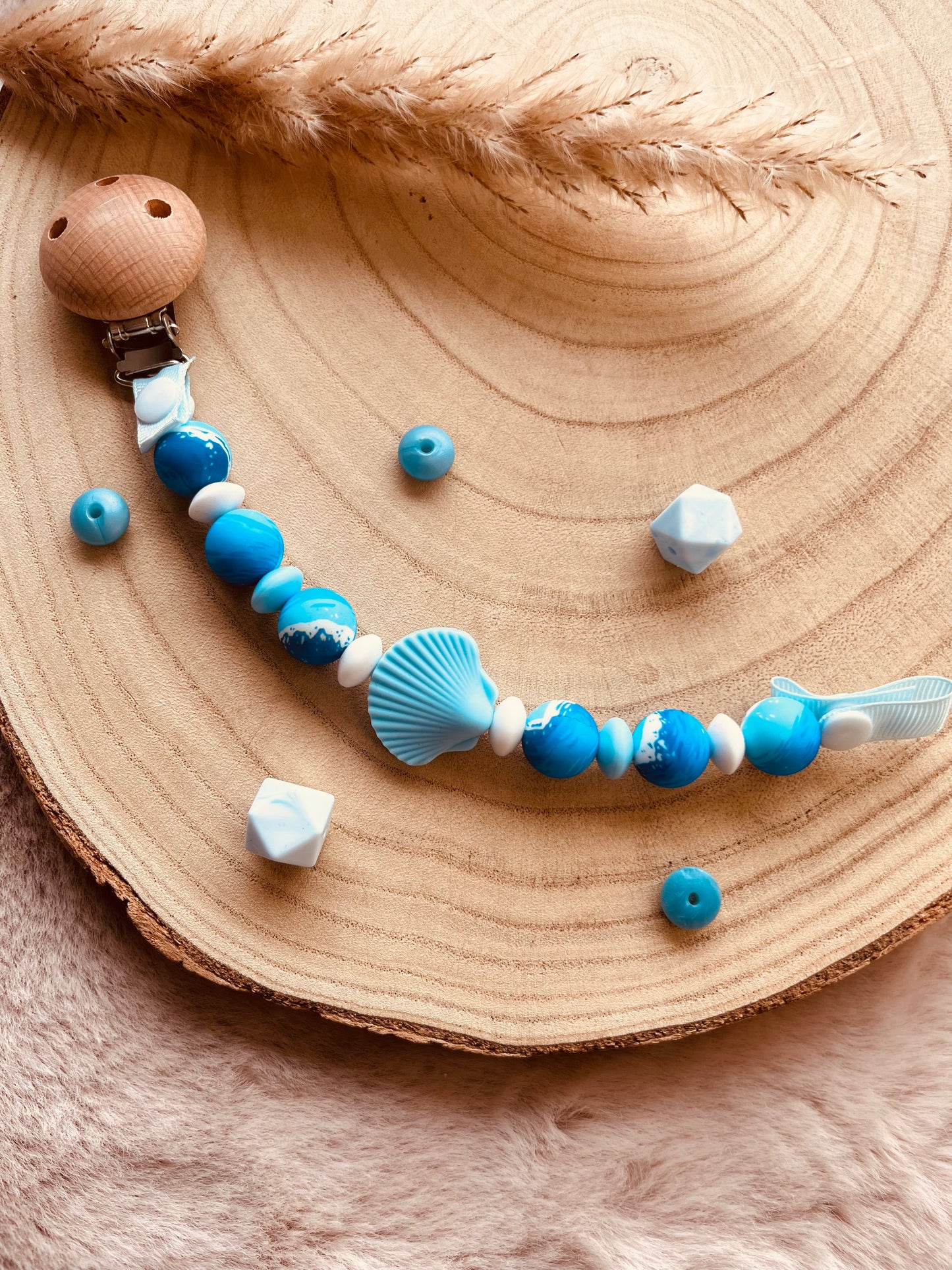 Zoom sur les perles en silicone alimentaire de l'attache tétine personnalisée coquillage bleu