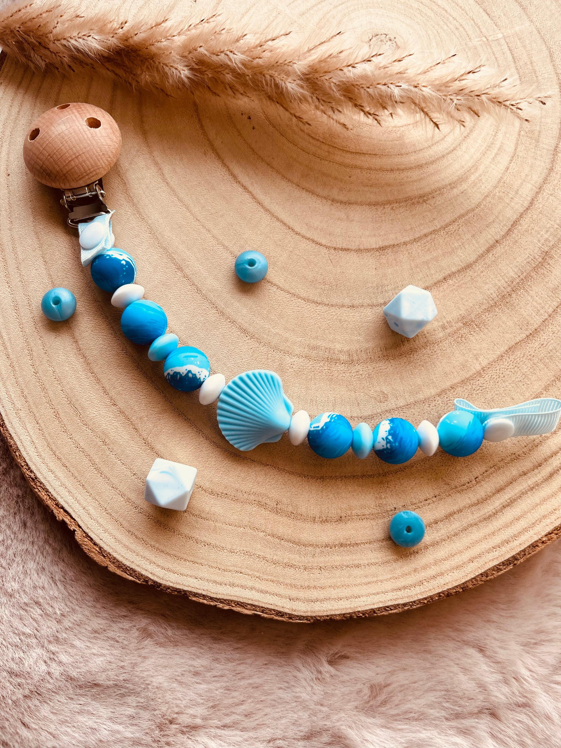 Zoom sur les perles en silicone alimentaire de l'attache tétine personnalisée coquillage bleu