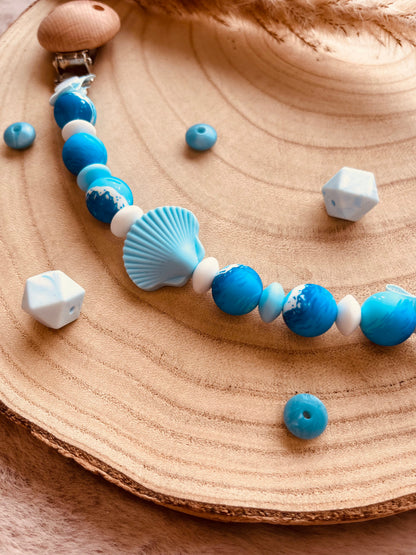 Attache tétine personnalisée coquillage bleu avec prénom sur perles en silicone alimentaire