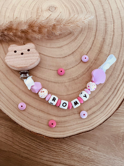 Attache tétine personnalisée coquillage rose, perles en silicone alimentaire et clip en bois de hêtre