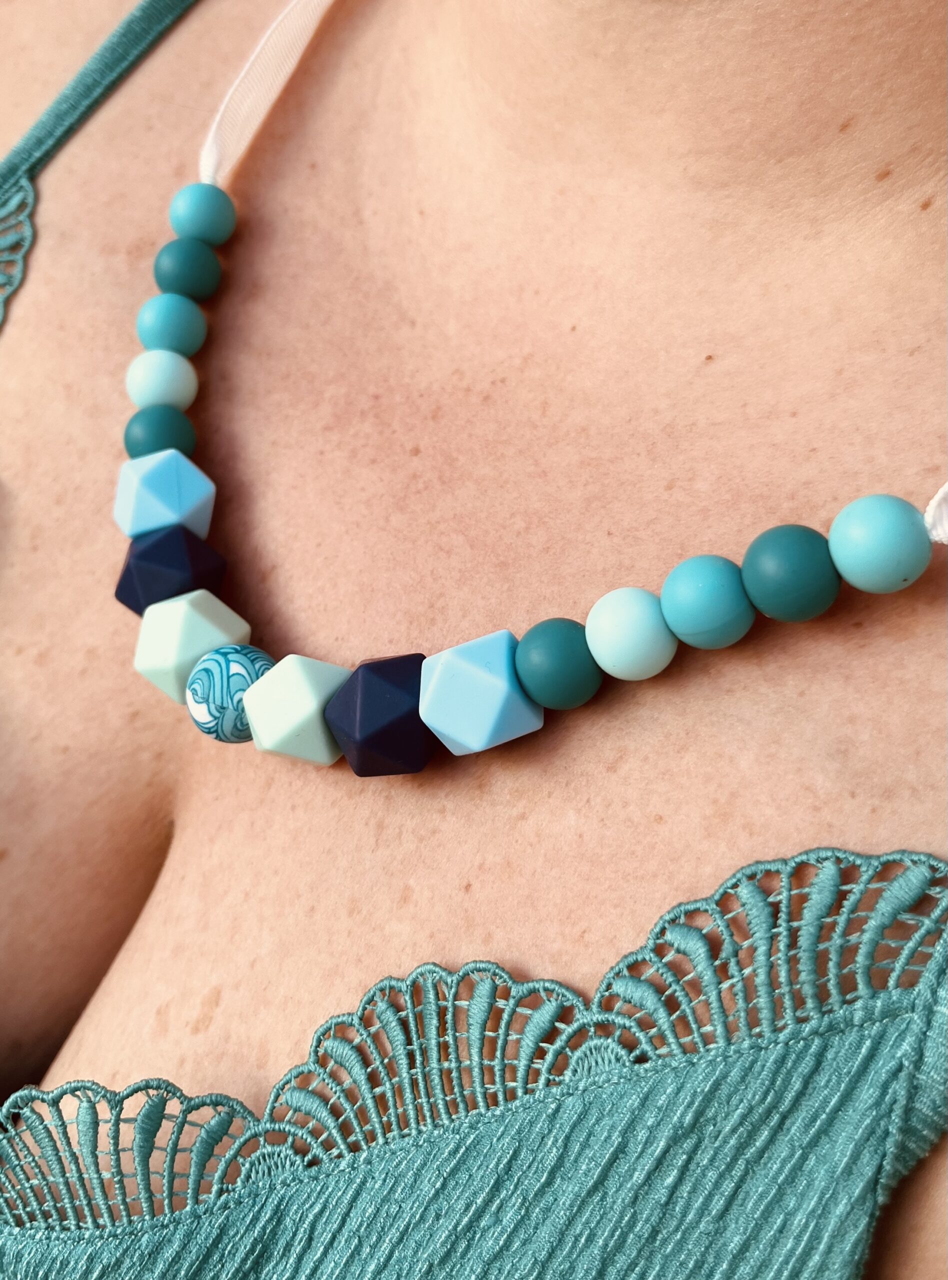 Collier d'allaitement bleu