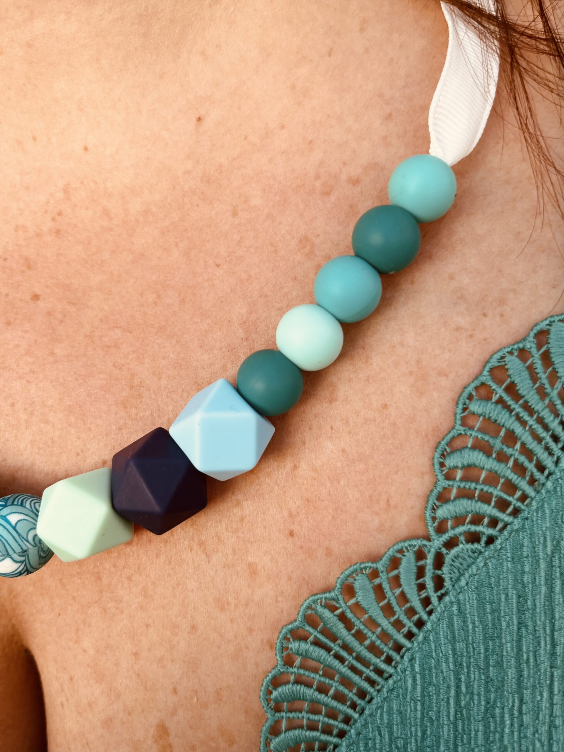 Collier d'allaitement bleu
