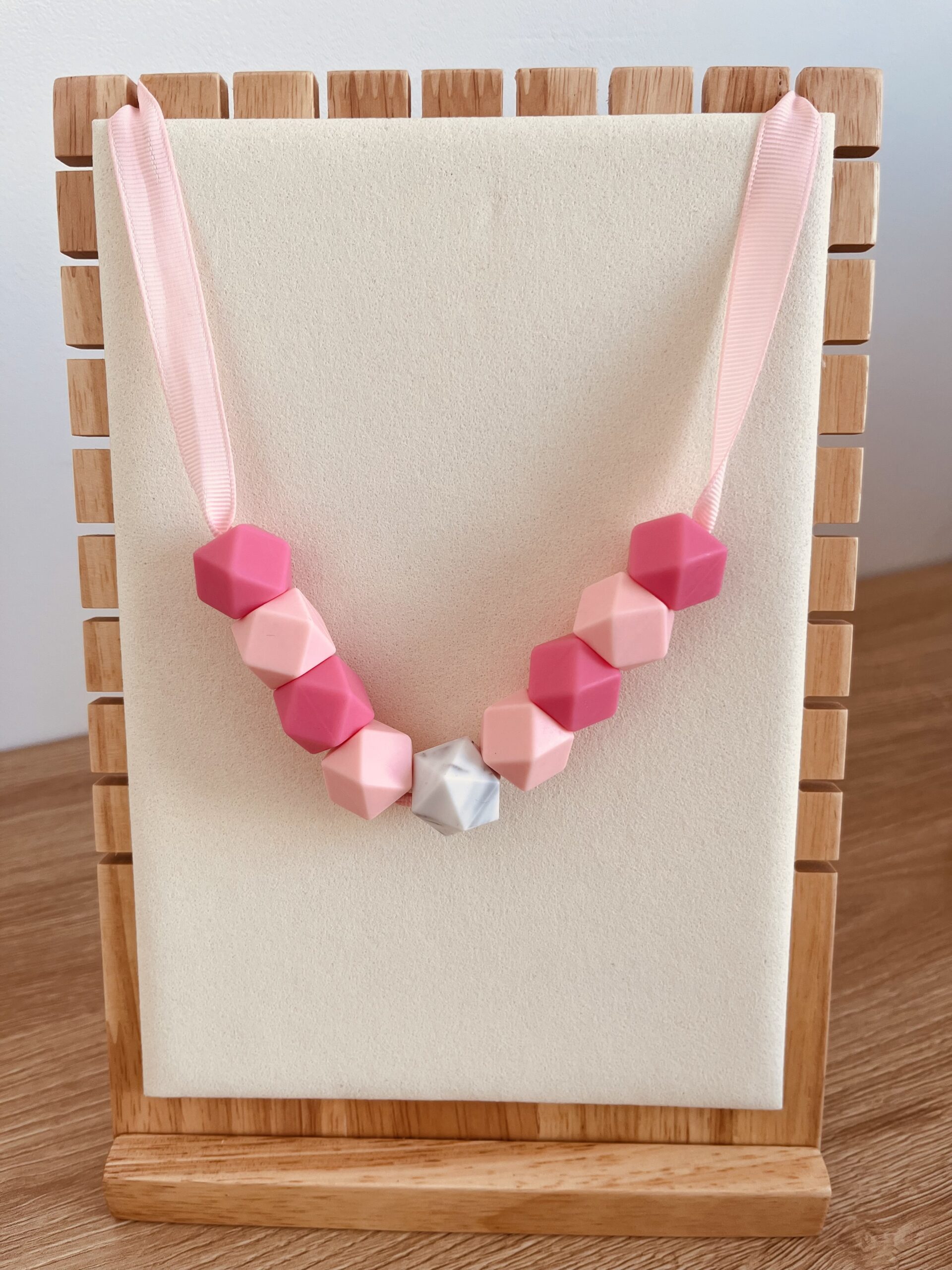 Collier d'allaitement rose marbre