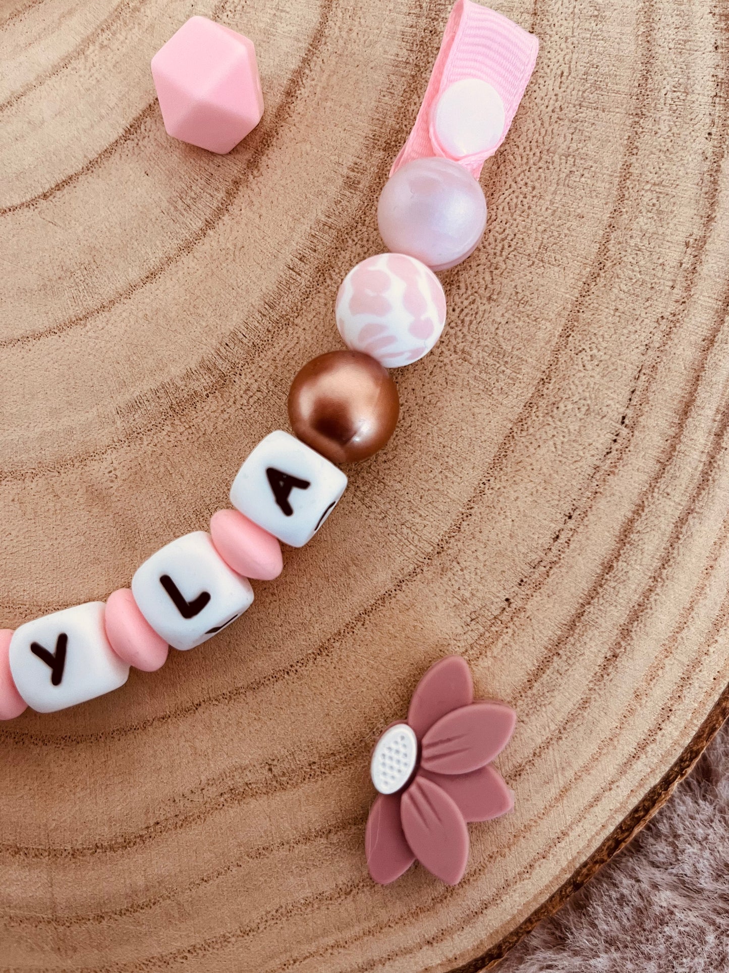 Attache-tétine personnalisée léopard rose