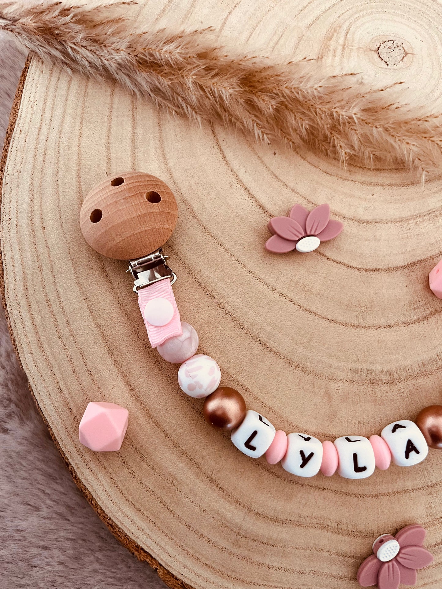 Attache-tétine personnalisée léopard rose