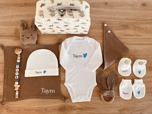 Panier Cadeau Bébé Prénom Brodé Panier Cadeau Naissance BebeDeParis - Tétine Personnalisée Bavoir Brodé - Cadeau Nouveau-né Panier Cadeau Bébé Personnalisé Panier Cadeau Bébé Prénom Brodé Panier Cadeau Naissance BebeDeParis - Tétine Personnalisée Bavoir Brodé - Cadeau Nouveau-né Panier Cadeau Bébé Personnalisé