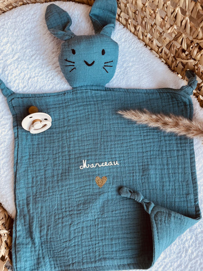 Doudou lapin gaze de coton bleu coeur
