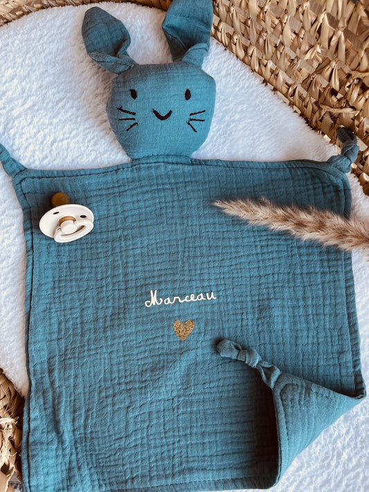 Doudou lapin gaze de coton bleu coeur