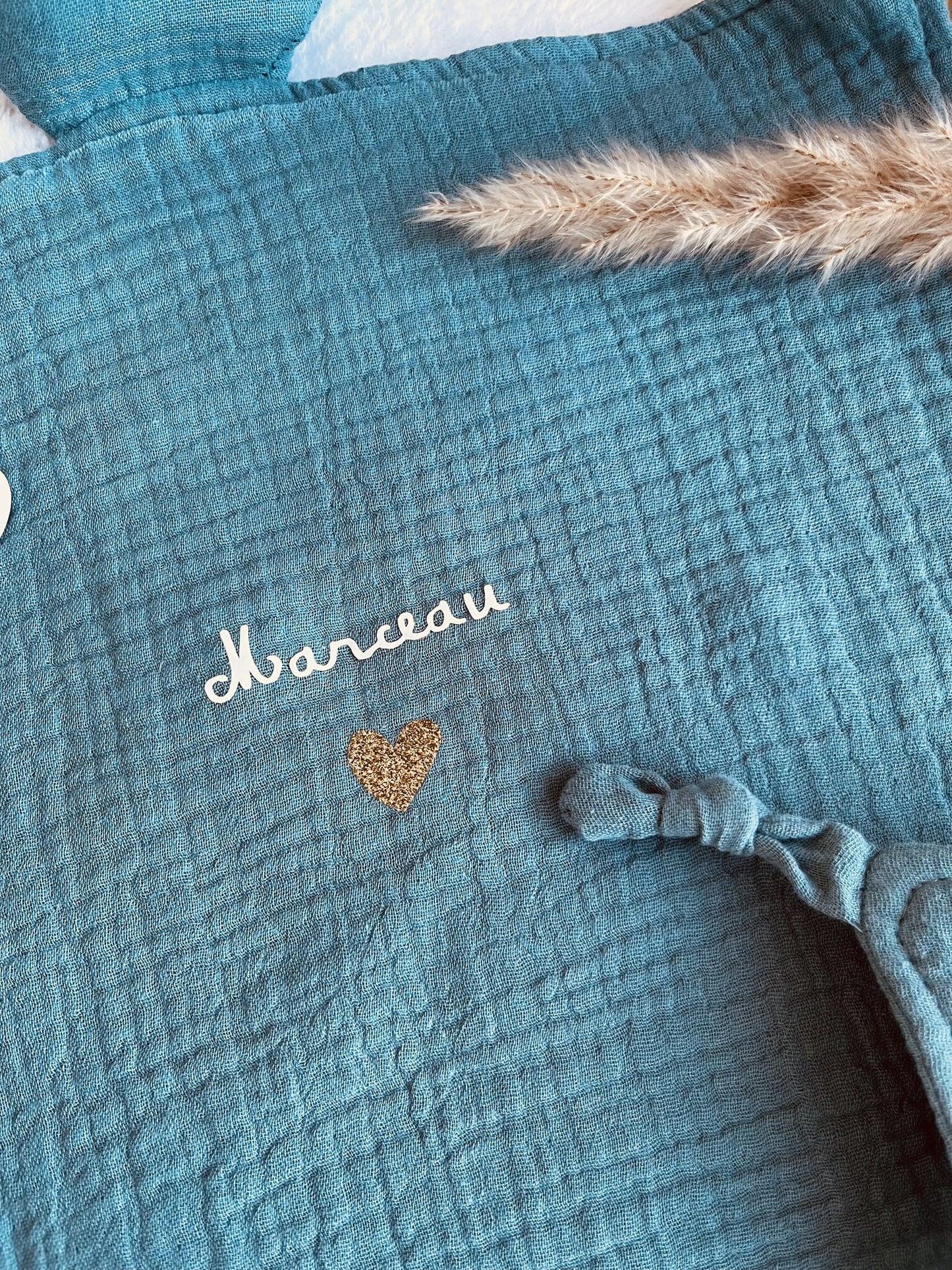 Doudou lapin gaze de coton bleu coeur