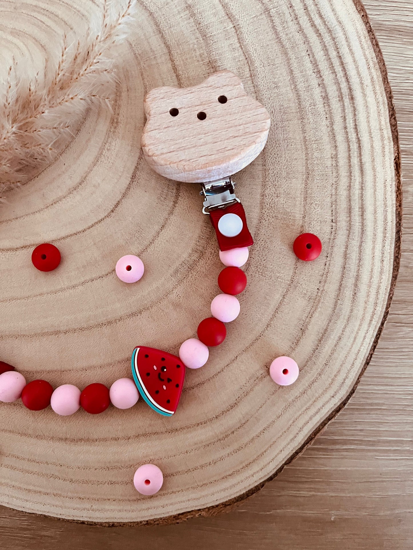 Détail des perles pastèque en silicone alimentaire de l'attache tétine Babanono
