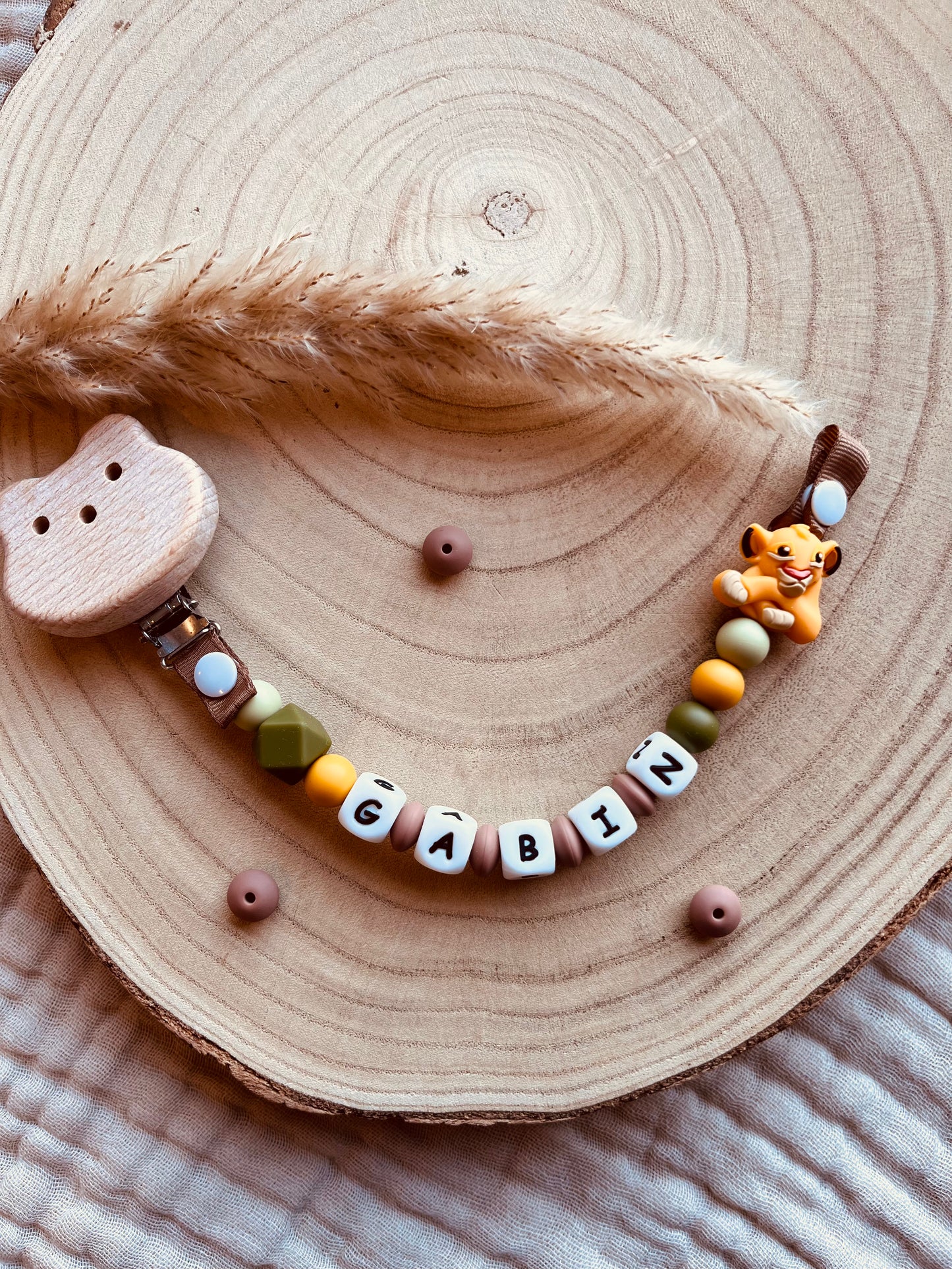 Gepersonaliseerd speenkoord leeuw met kralen van voedselveilig silicone en natuurlijk beukenhout
