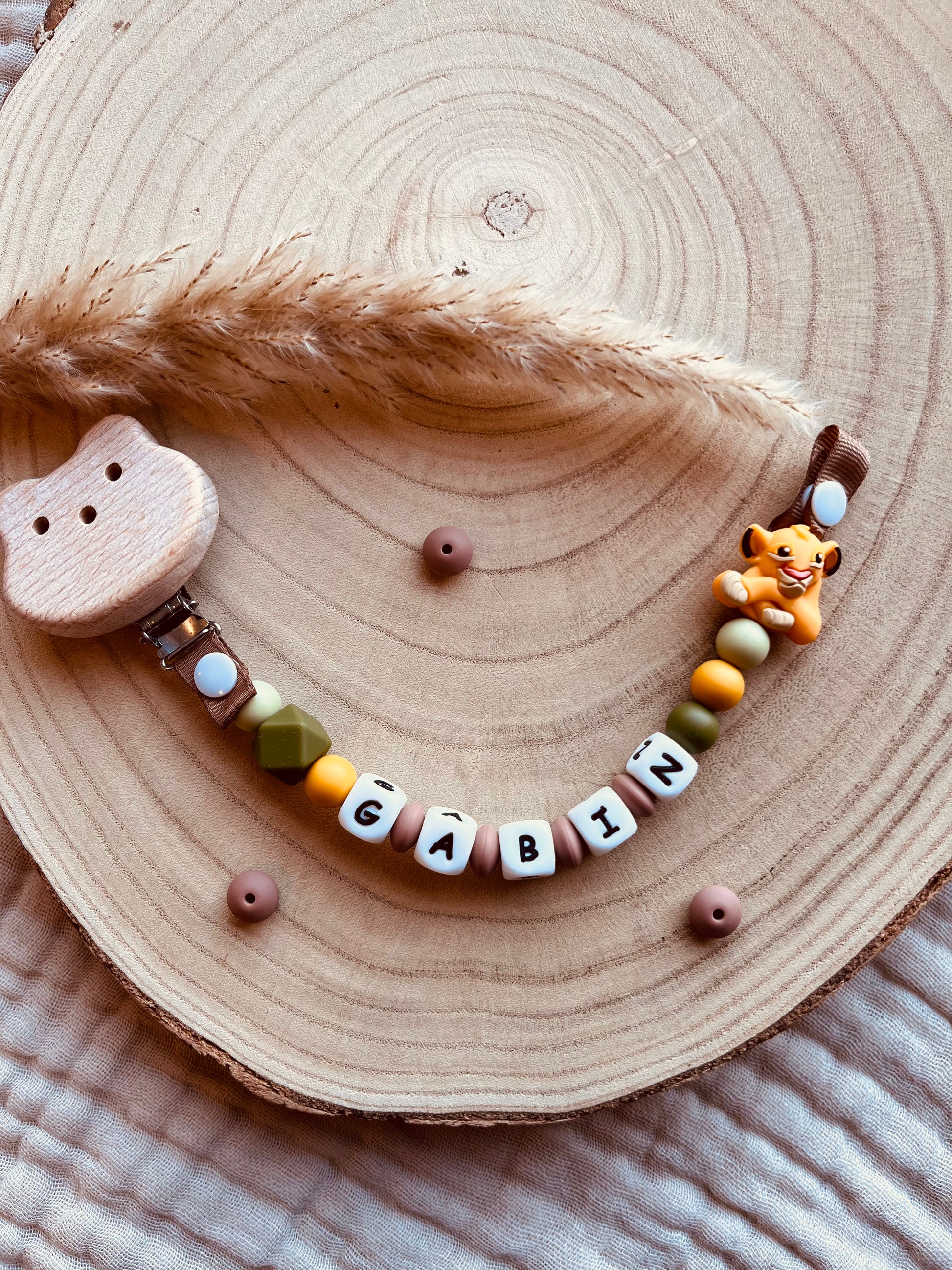 Gepersonaliseerd speenkoord leeuw met kralen van voedselveilig silicone en natuurlijk beukenhout