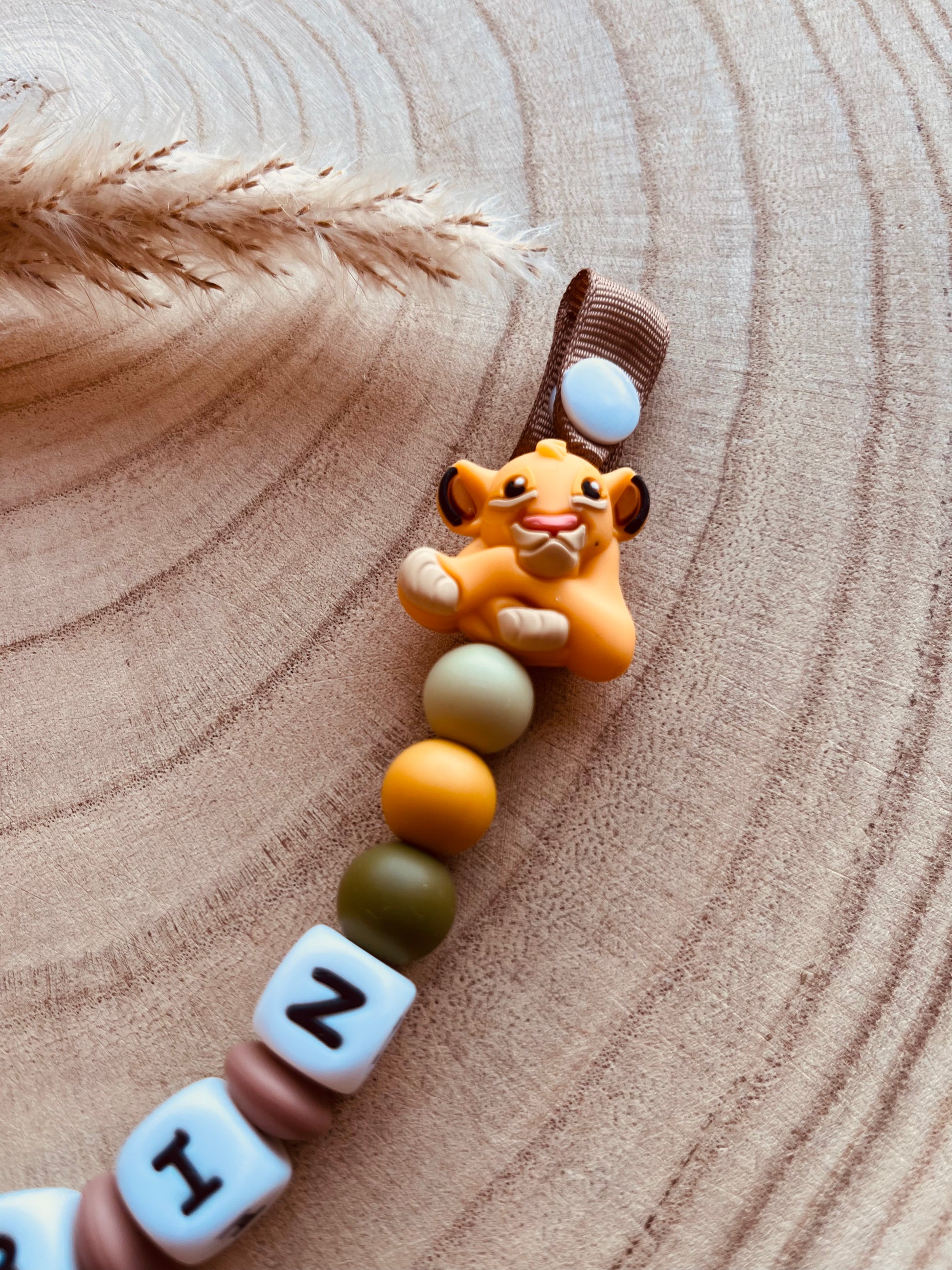 Gepersonaliseerd speenkoord leeuw met kralen van voedselveilig silicone en natuurlijk beukenhout