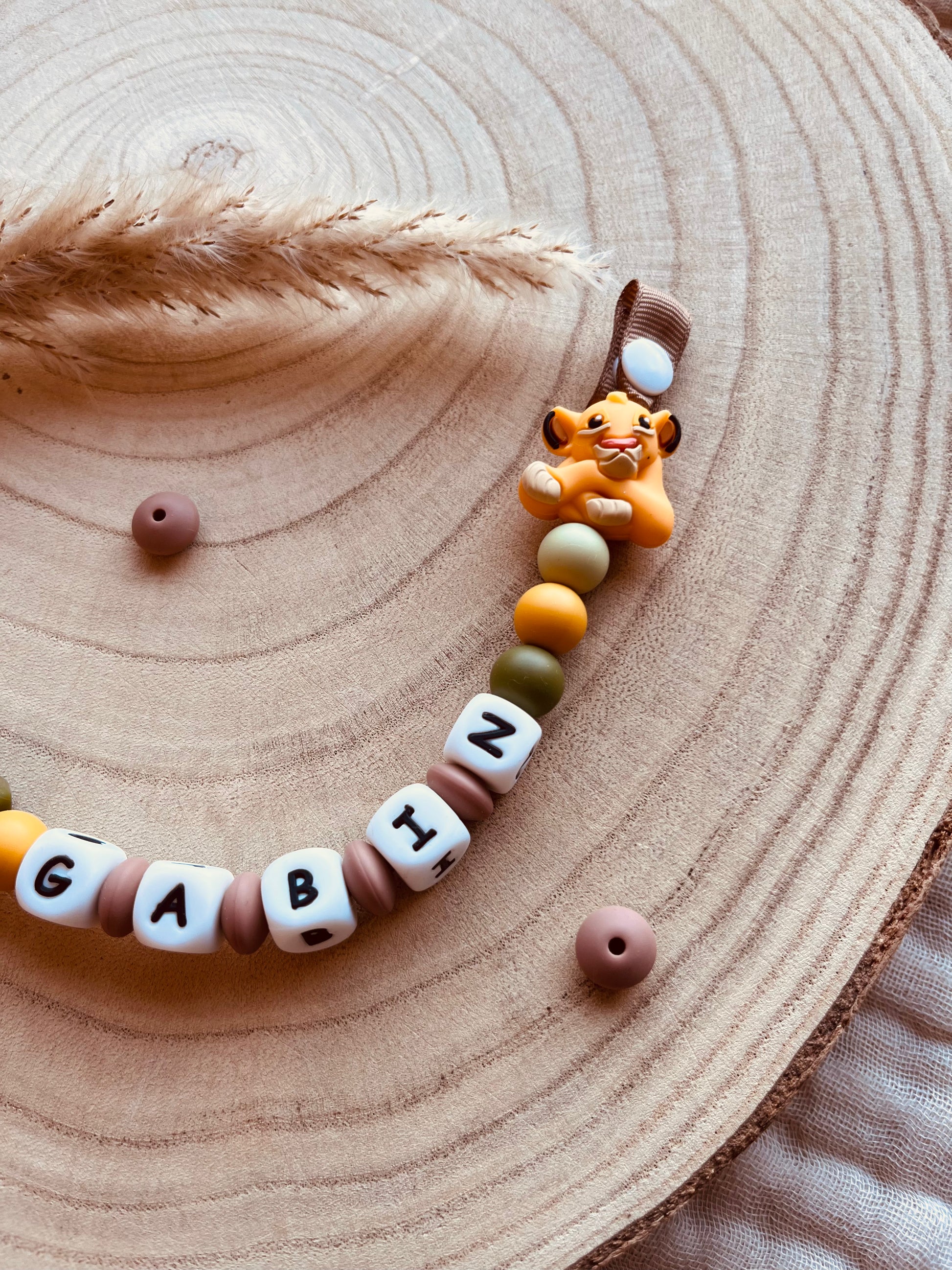 Gepersonaliseerd speenkoord leeuw met kralen van voedselveilig silicone en natuurlijk beukenhout