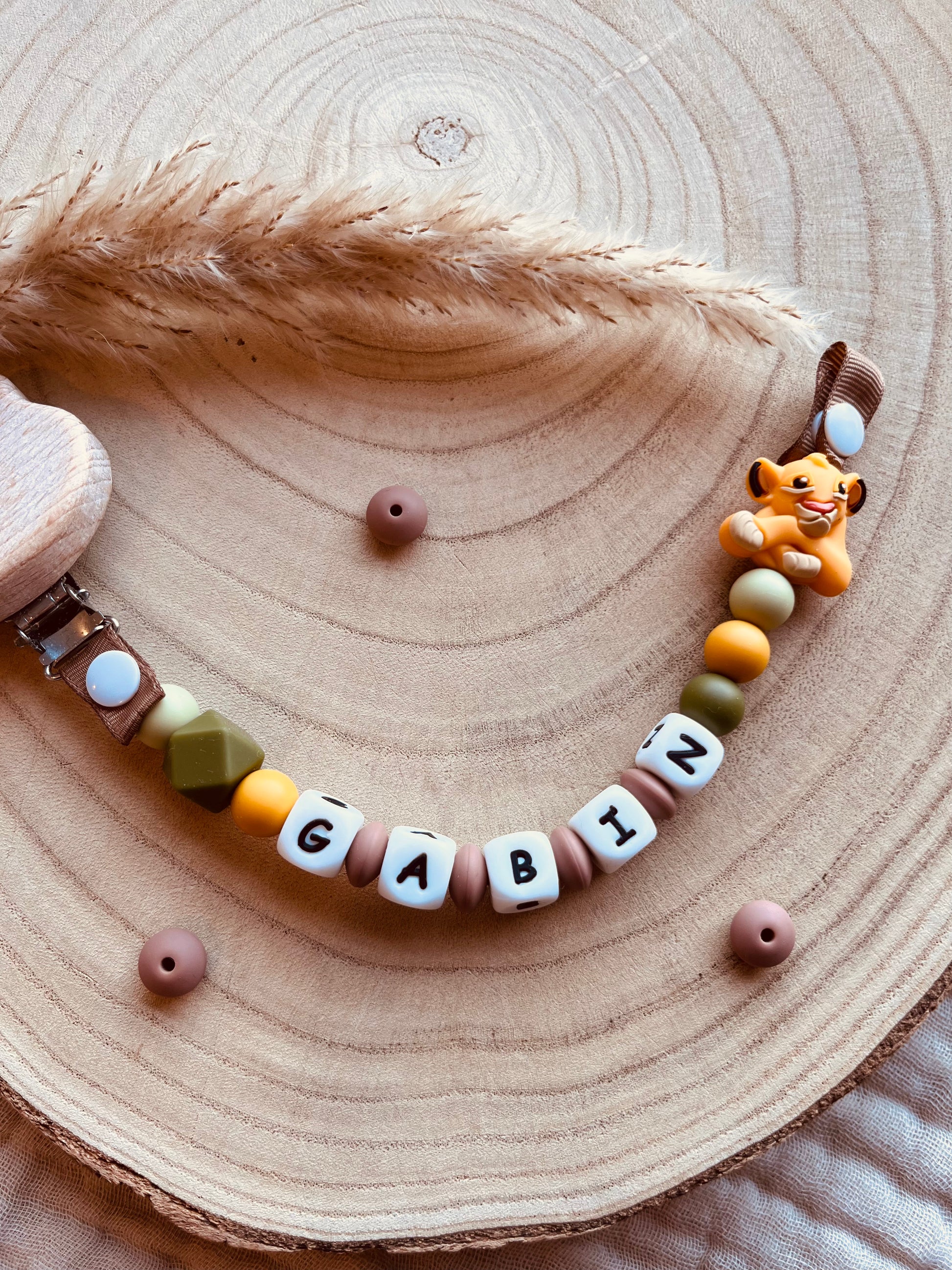 Gepersonaliseerd speenkoord leeuw met kralen van voedselveilig silicone en natuurlijk beukenhout