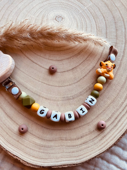 Gepersonaliseerd speenkoord leeuw met kralen van voedselveilig silicone en natuurlijk beukenhout