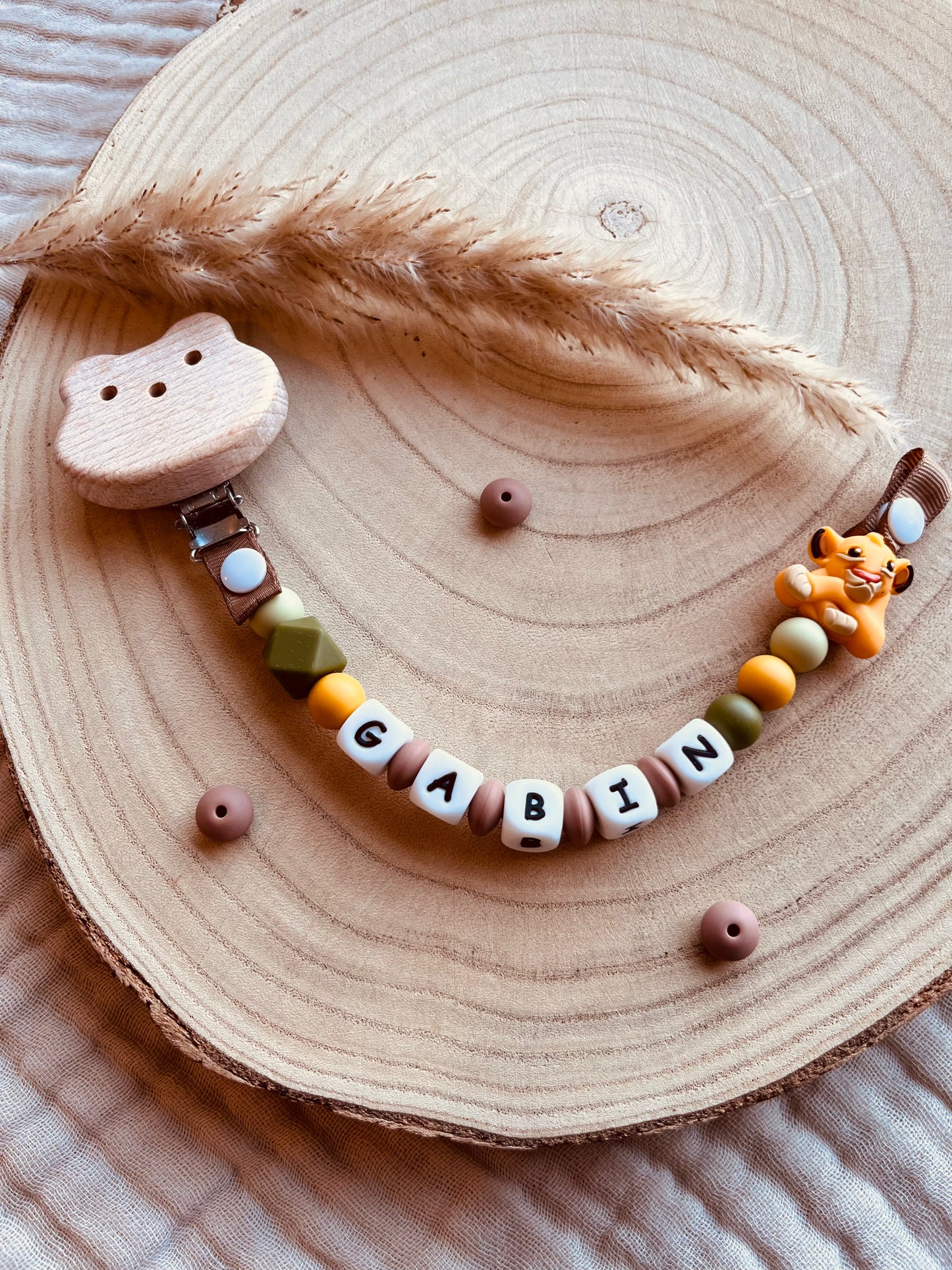 Gepersonaliseerd speenkoord leeuw met kralen van voedselveilig silicone en natuurlijk beukenhout