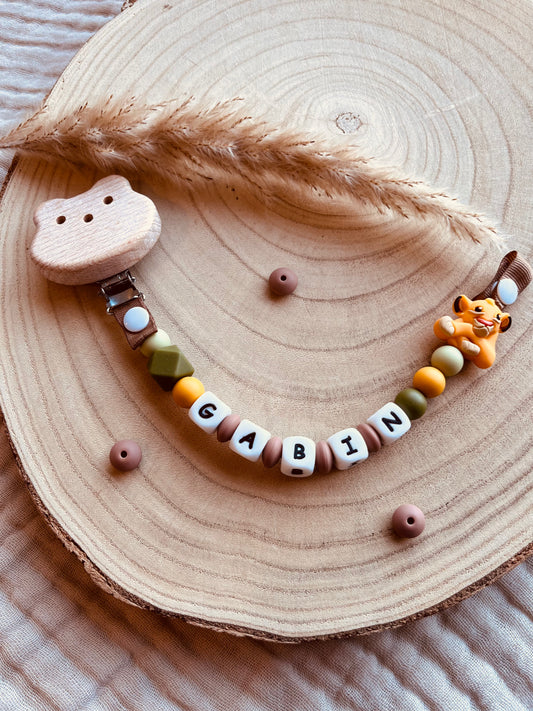 Chupetero león personalizado con cuentas de silicona alimentaria y madera de haya natural