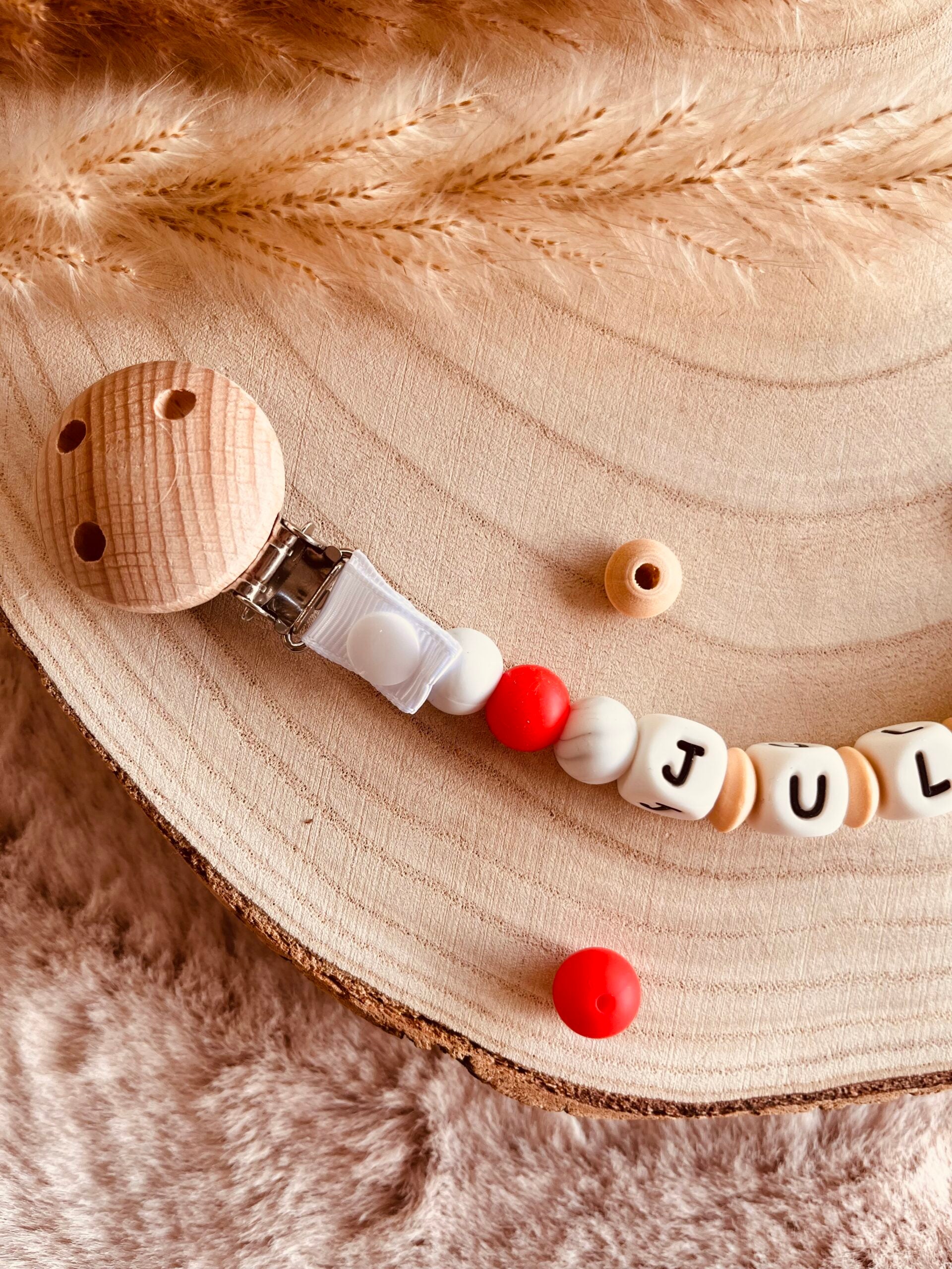 attache tétine crochet rouge
