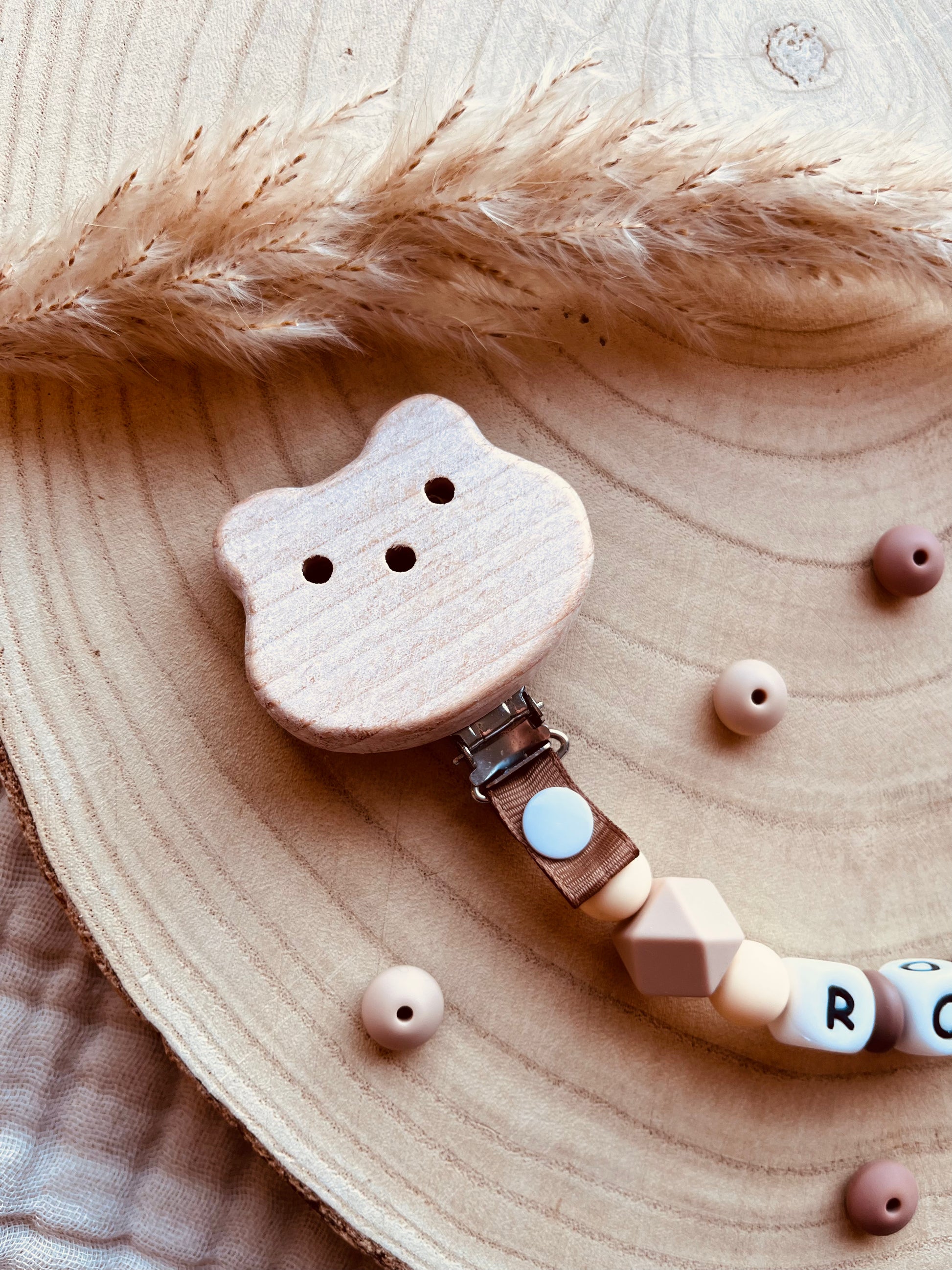 Gepersonaliseerd speenkoord rendier beige met kralen van voedselveilig silicone en beukenhout