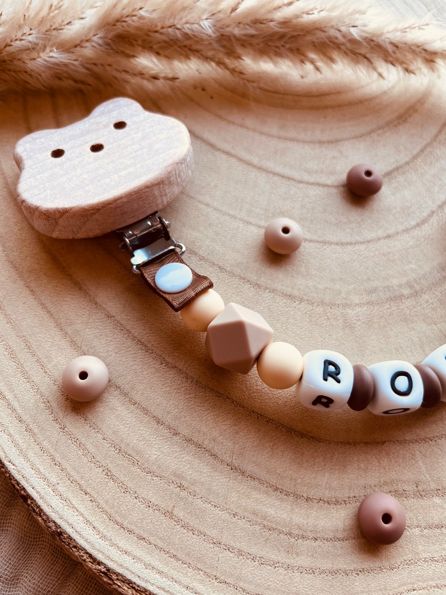 Gepersonaliseerd speenkoord rendier beige met kralen van voedselveilig silicone en beukenhout