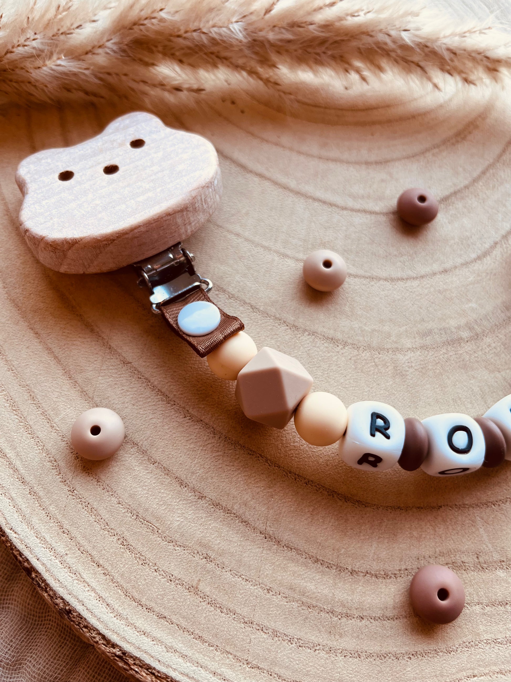 Gepersonaliseerd speenkoord rendier beige met kralen van voedselveilig silicone en beukenhout