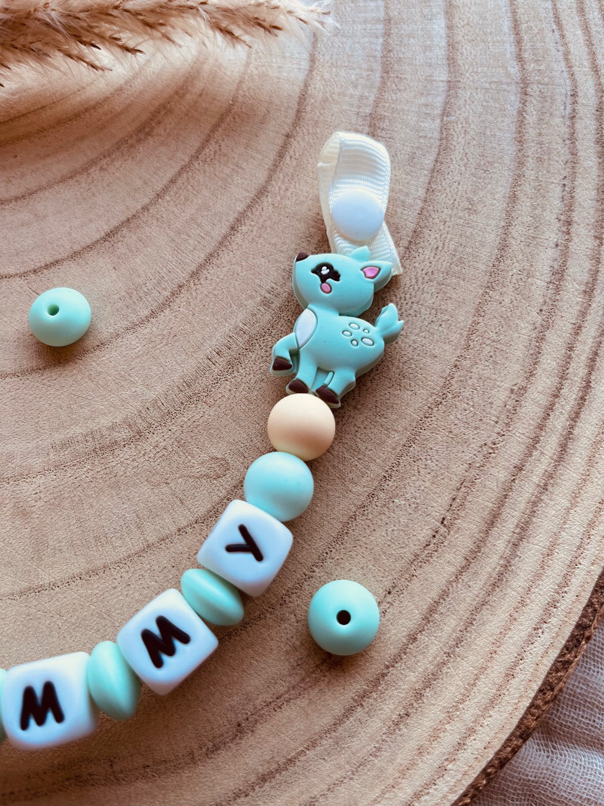 Gepersonaliseerd speenkoord hertje mint met kralen van voedselveilig silicone en beukenhout