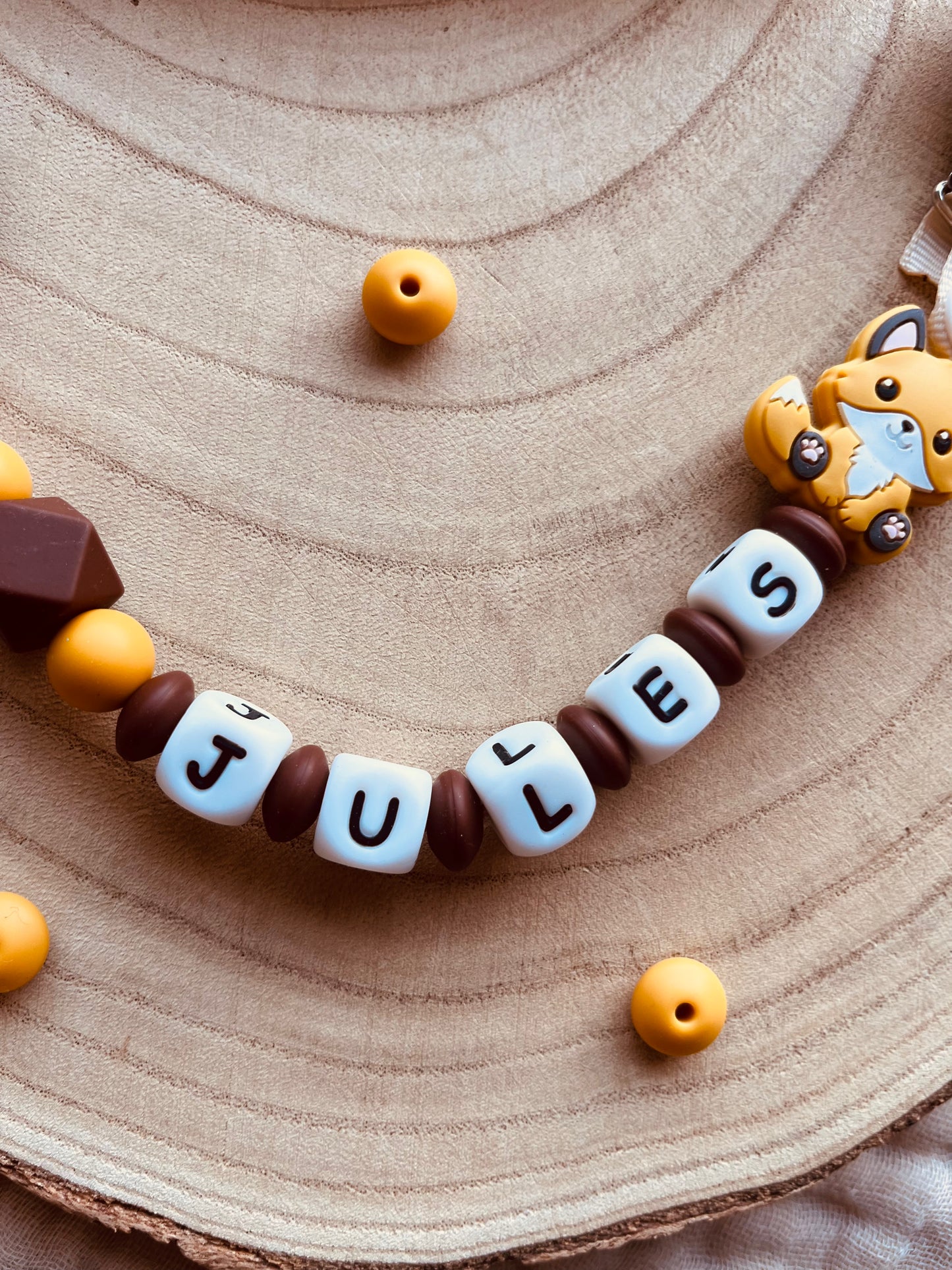 Gepersonaliseerd knuffelkoord vos mosterd met kralen van voedselveilig silicone en beukenhout