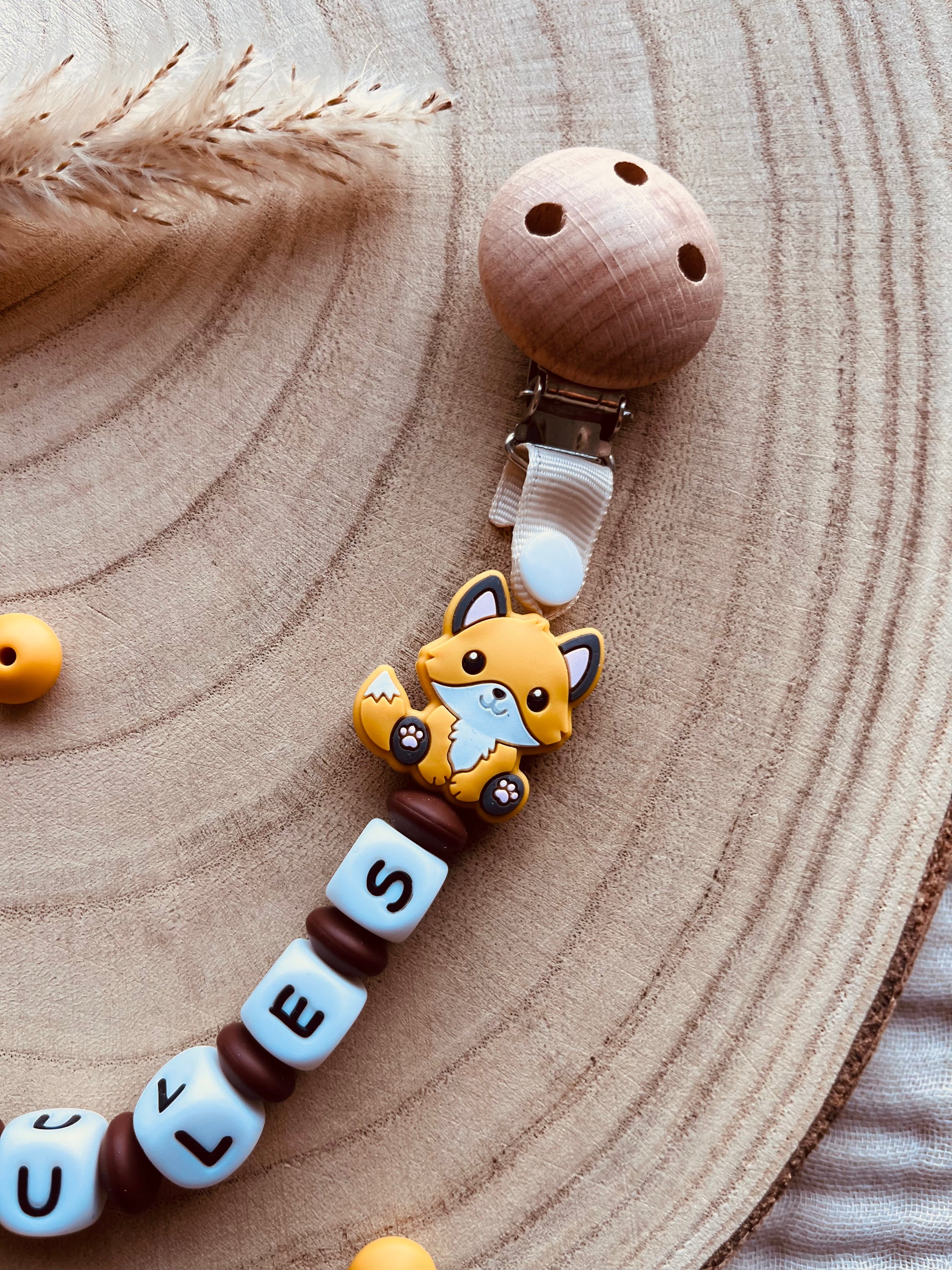 Gepersonaliseerd knuffelkoord vos mosterd met kralen van voedselveilig silicone en beukenhout