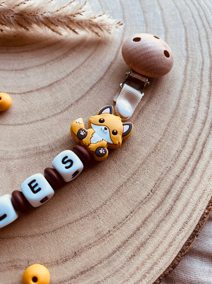 Gepersonaliseerd knuffelkoord vos mosterd met kralen van voedselveilig silicone en beukenhout