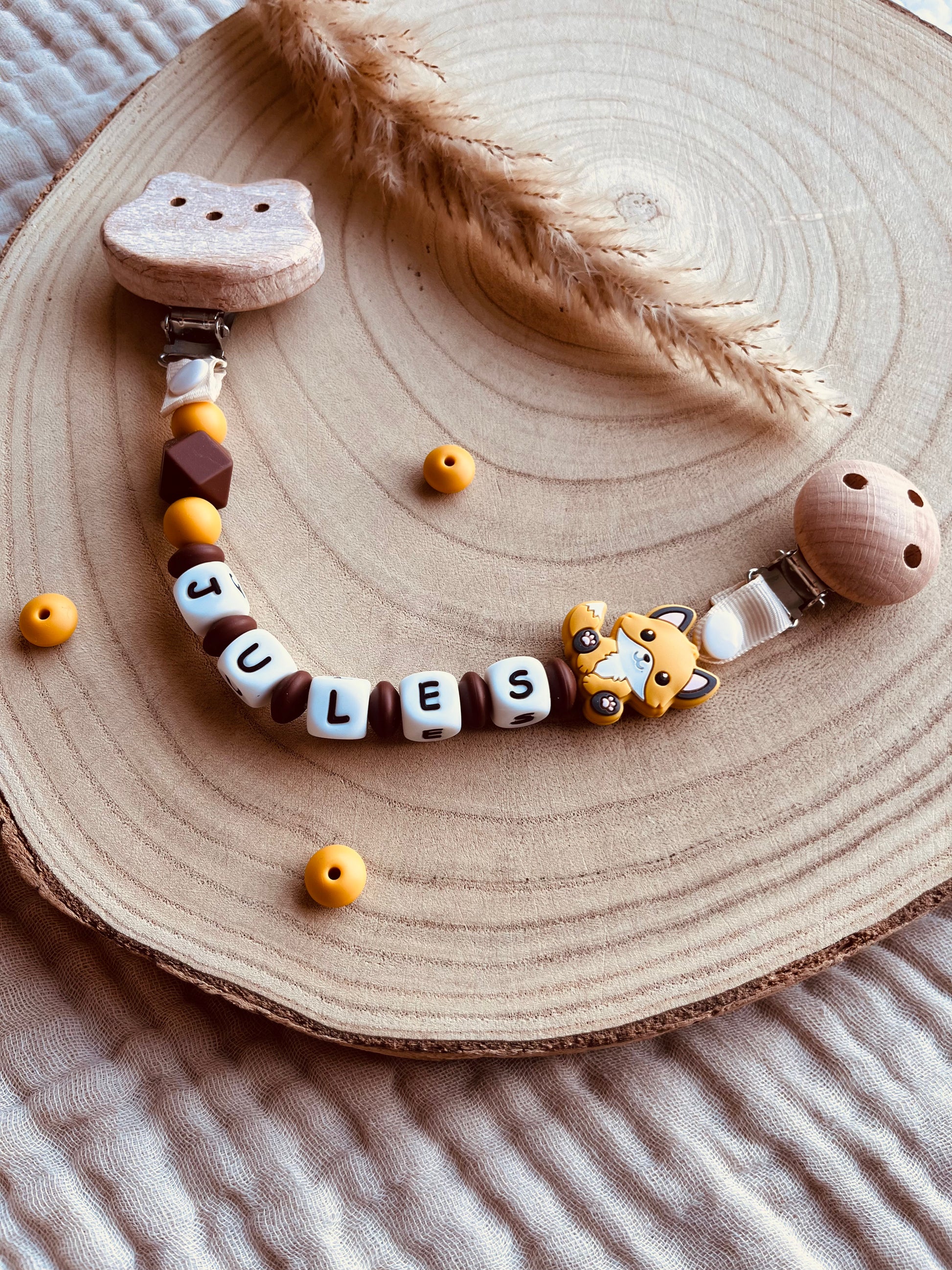 Gepersonaliseerd knuffelkoord vos mosterd met kralen van voedselveilig silicone en beukenhout